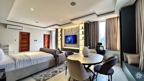 LakeSide Luxury Chalet (3 minutes from Main Resort on shores of Volta Lake) | Living area
