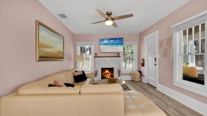 Älytelevisio, takka, videopelejä, pöytäjalkapallopöytä