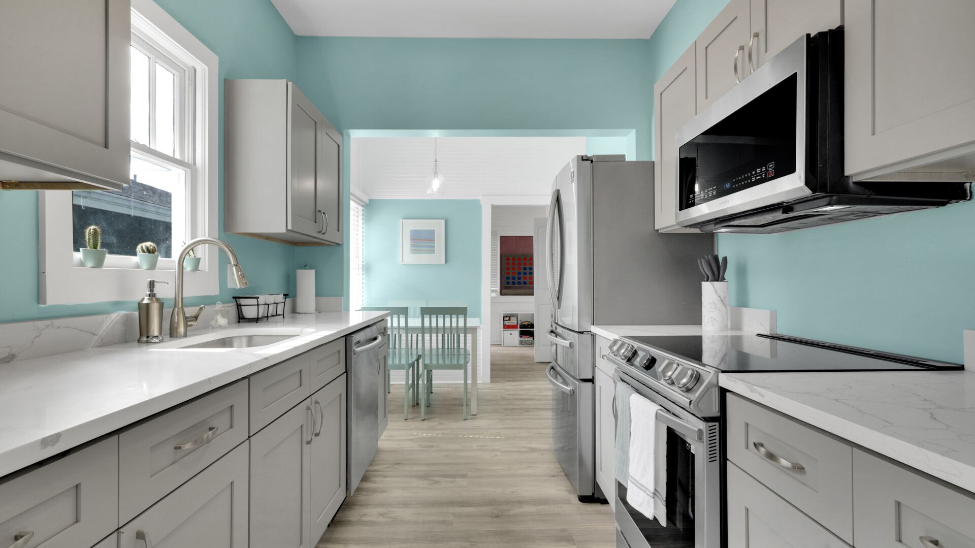 Køleskab, mikrobølgeovn, ovn, kogeplade