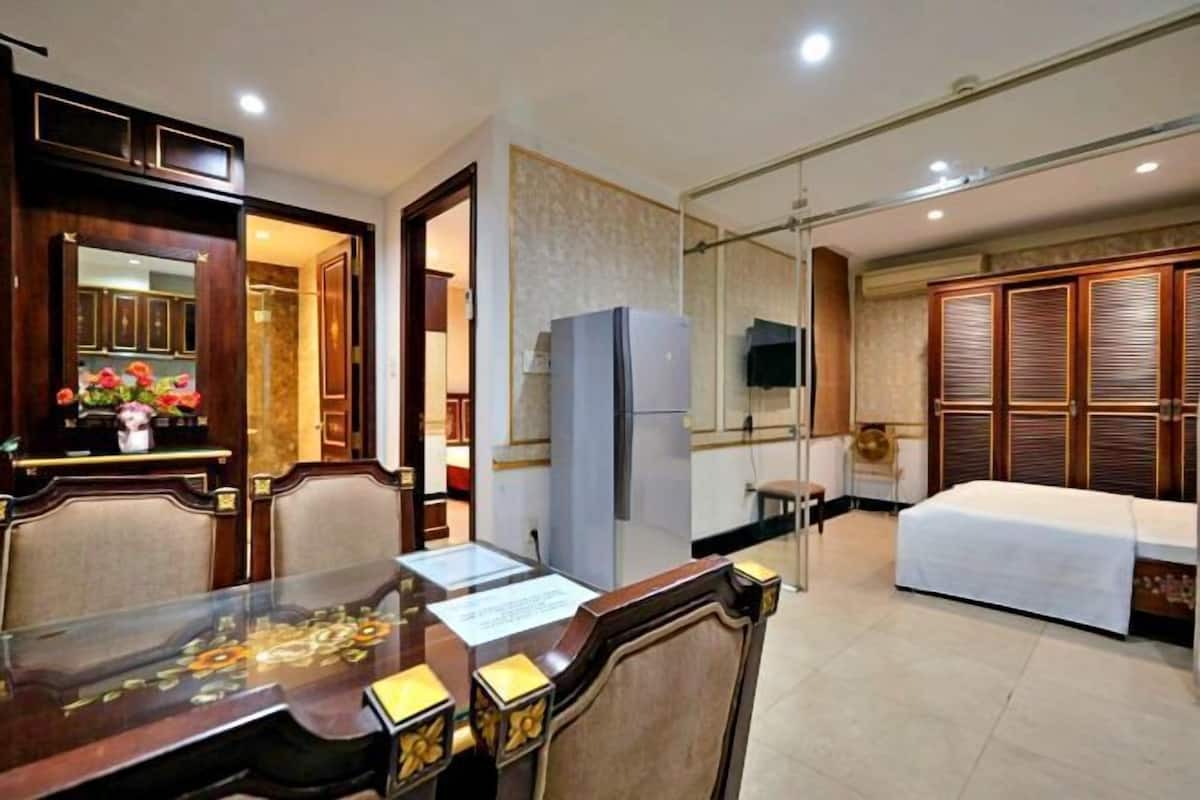 1 bedroom, Egyptian cotton sheets, premium bedding, memory-foam beds