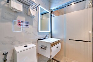 Quarto empresarial | Banheiro | Chuveiro, ducha de hidromassagem, produtos de toalete de grife 