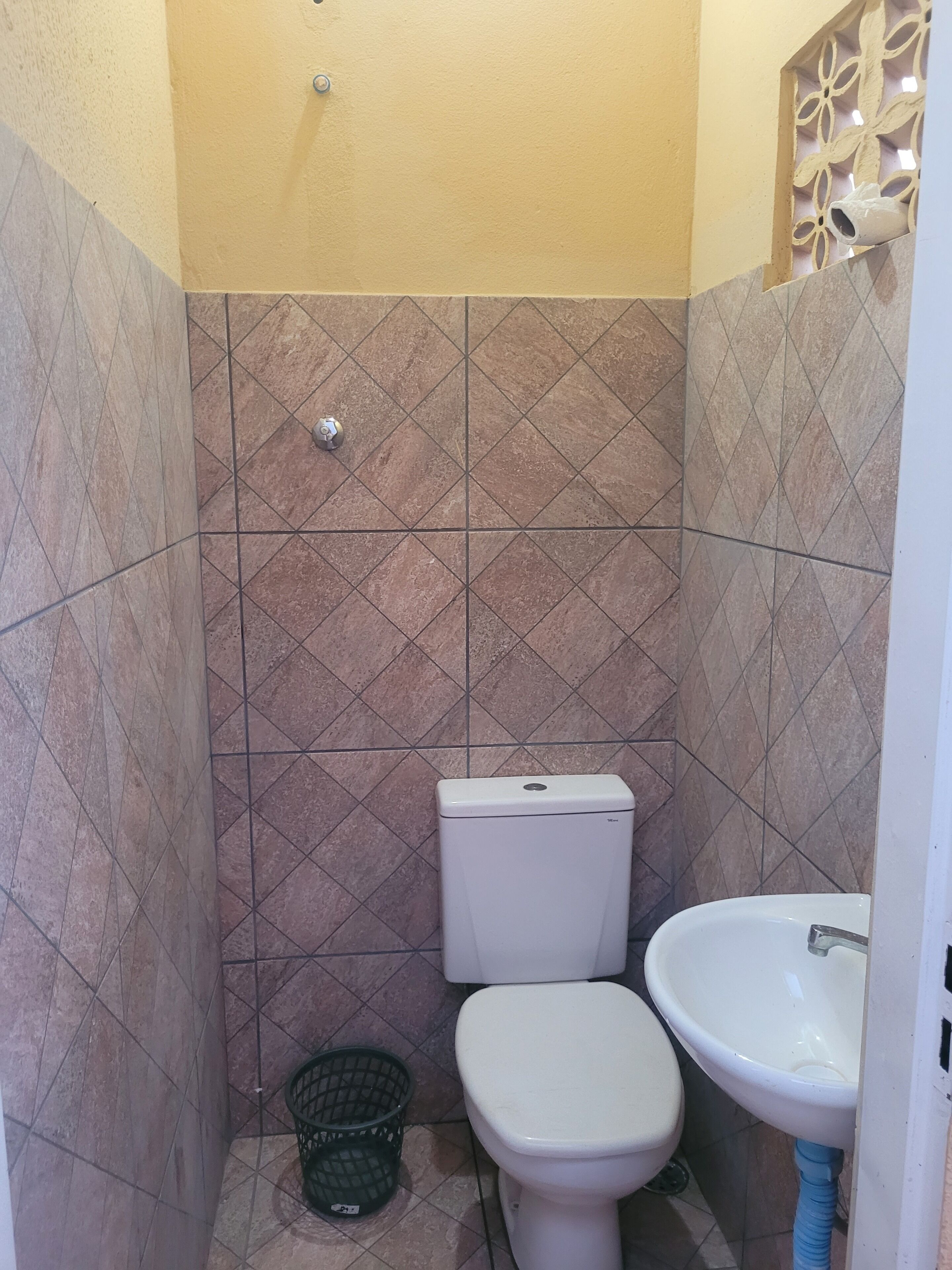 House with pool (quiet neighborhood)