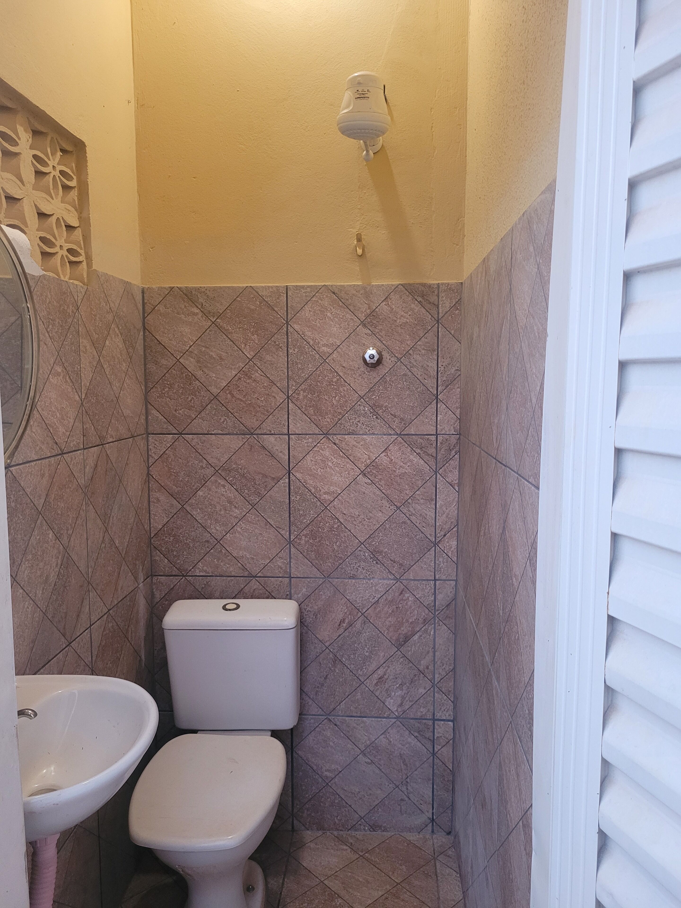 House with pool (quiet neighborhood)