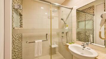 Rainfall showerhead, free toiletries, hair dryer, slippers