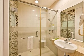 Douche à « effet pluie », articles de toilette gratuits, sèche-cheveux