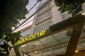 Un bâtiment sur lequel on peut lire l’inscription « inaxone ».