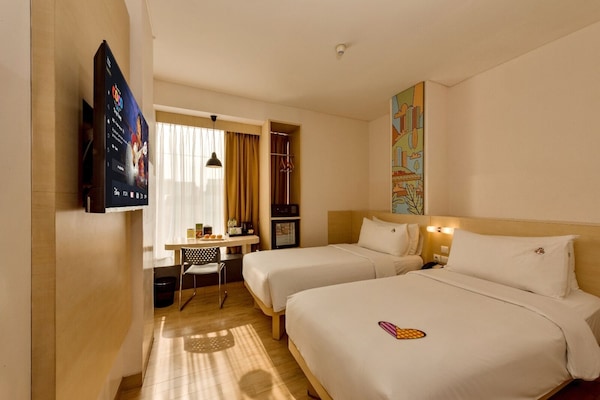 Standard Twin Room | Desk, laptop workspace, free WiFi