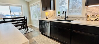 New! Gorgeous Getaway with Bay and Mountain Views and Soaking Tub.