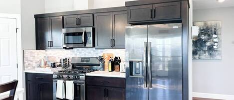 Geladeira, micro-ondas, fogão, cooktop