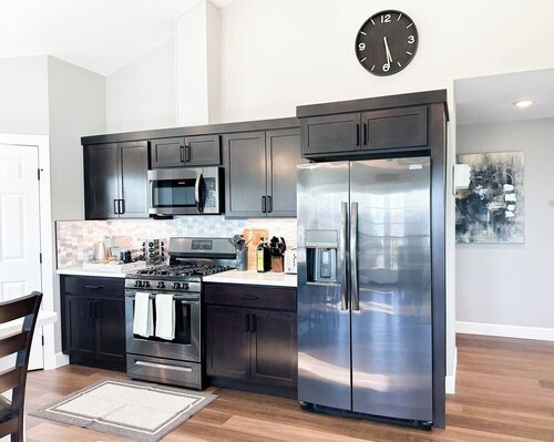 Spacious Beautiful home w/ Mountain Bay Views