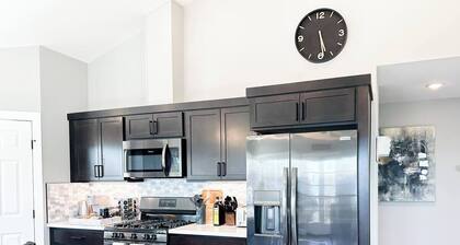 Spacious Beautiful home w/ Mountain Bay Views