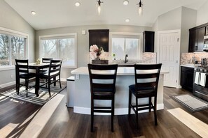 雪櫃、微波爐、焗爐、爐具