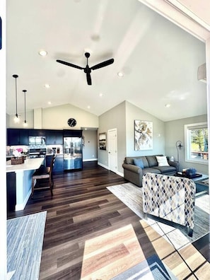 Smart TV, fireplace - Spacious Beautiful home w/ Mountain Bay Views (Homer)