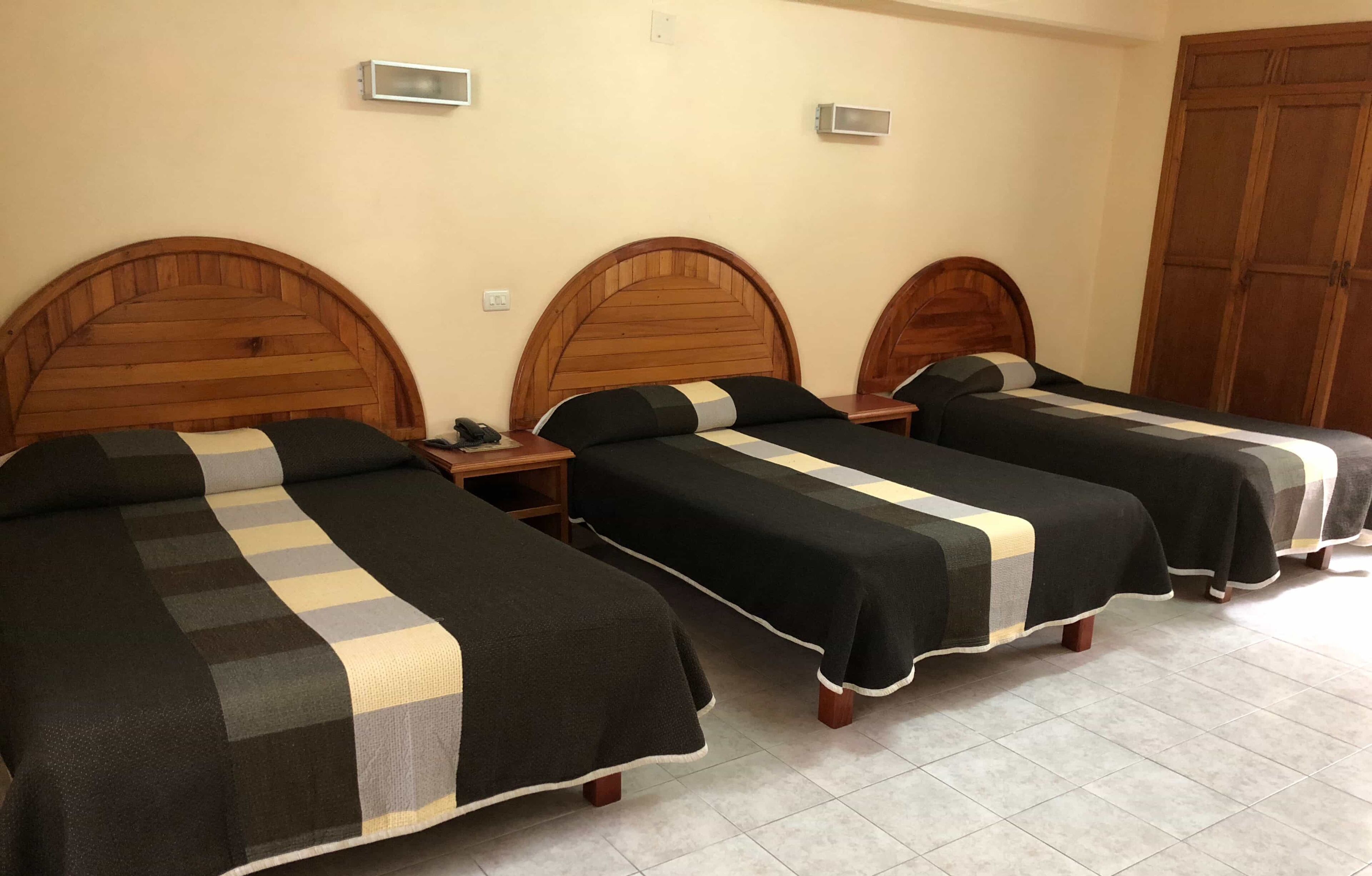 Habitación triple familiar, varias camas | Escritorio, tabla de planchar con plancha, wifi gratis y ropa de cama 