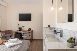 Luxury Double or Twin Room, Balcony, Sea View | Living area - Amphitrite hotel (Chania)