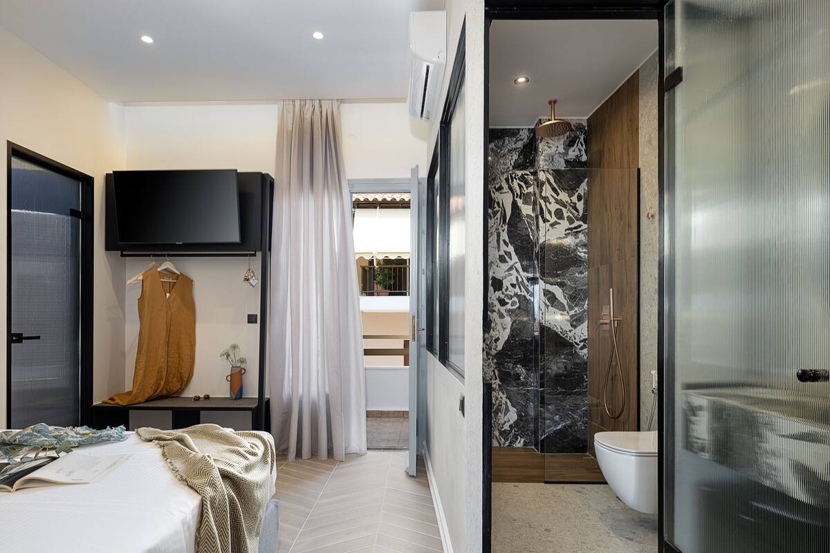 Quarto casal luxo, para não fumantes, banheira de hidromassagem | Frigobar, cofres nos quartos, quartos à prova de som