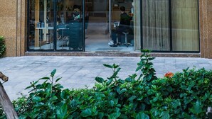 Un centre de bien-être appelé « MYA », doté d’une façade moderne, de grandes fenêtres et d’un intérieur visible, aménagé avec des sièges et une décoration soignée.