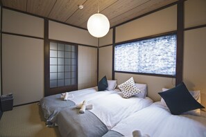 2 bedrooms, desk, laptop workspace, blackout curtains - Miyomi Kobumi  (Osaka)