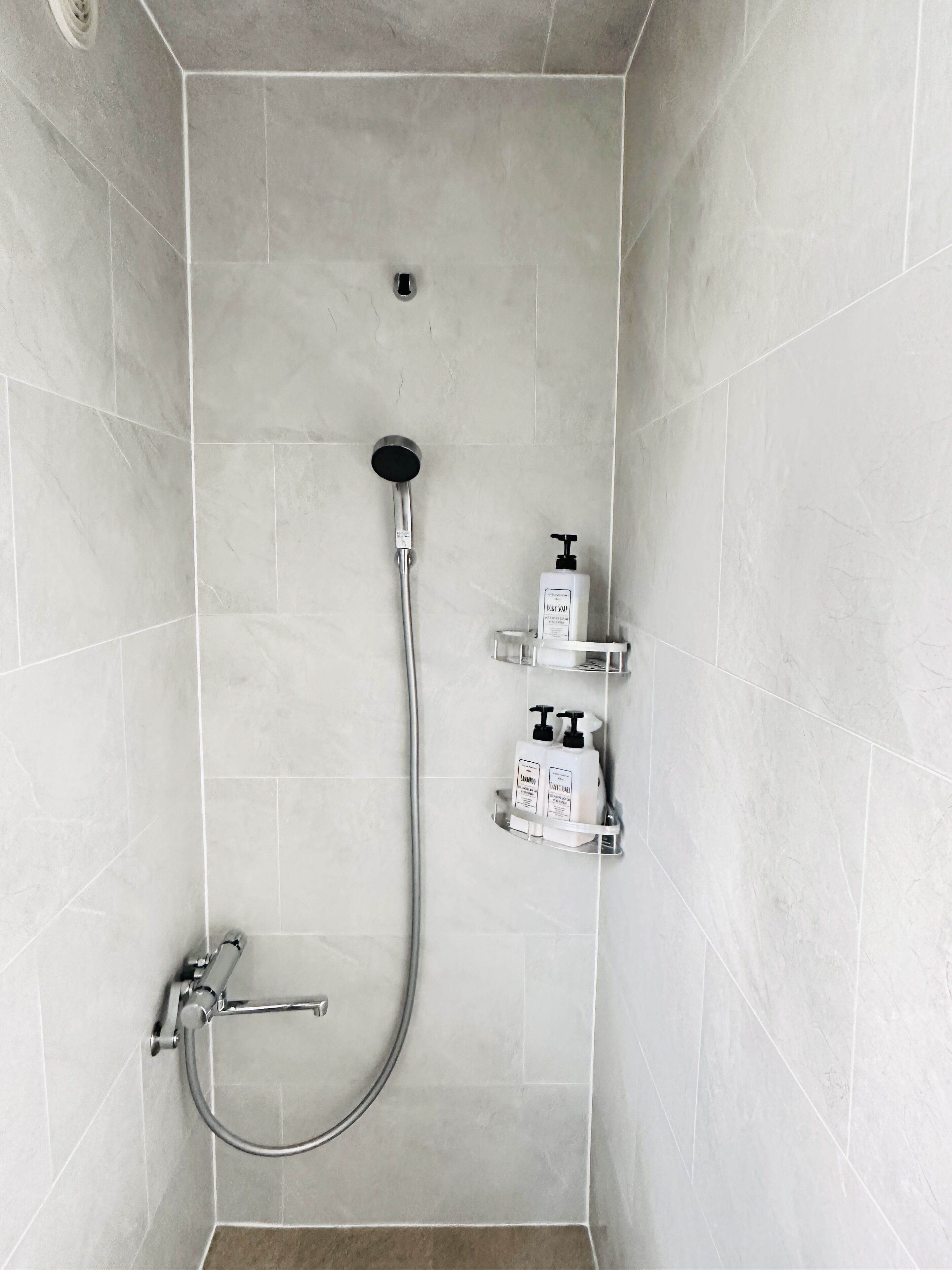 Nhà tiện nghi đơn giản | Phòng tắm | Buồng tắm vòi sen, vòi sen phun mưa, đồ dùng nhà tắm miễn phí 