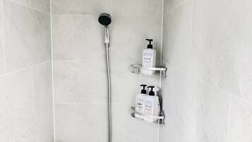 Comfort House | Bathroom | Shower, rainfall showerhead, free toiletries, hair dryer