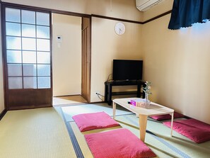 2 bedrooms, desk, laptop workspace, blackout curtains - Miyomi Kobumi (Osaka)