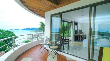 Deluxe Seaview | Minibar, in-room safe, desk, blackout curtains