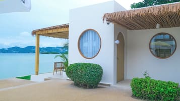 Private Beachfront Villa (112) | Terassi/patio