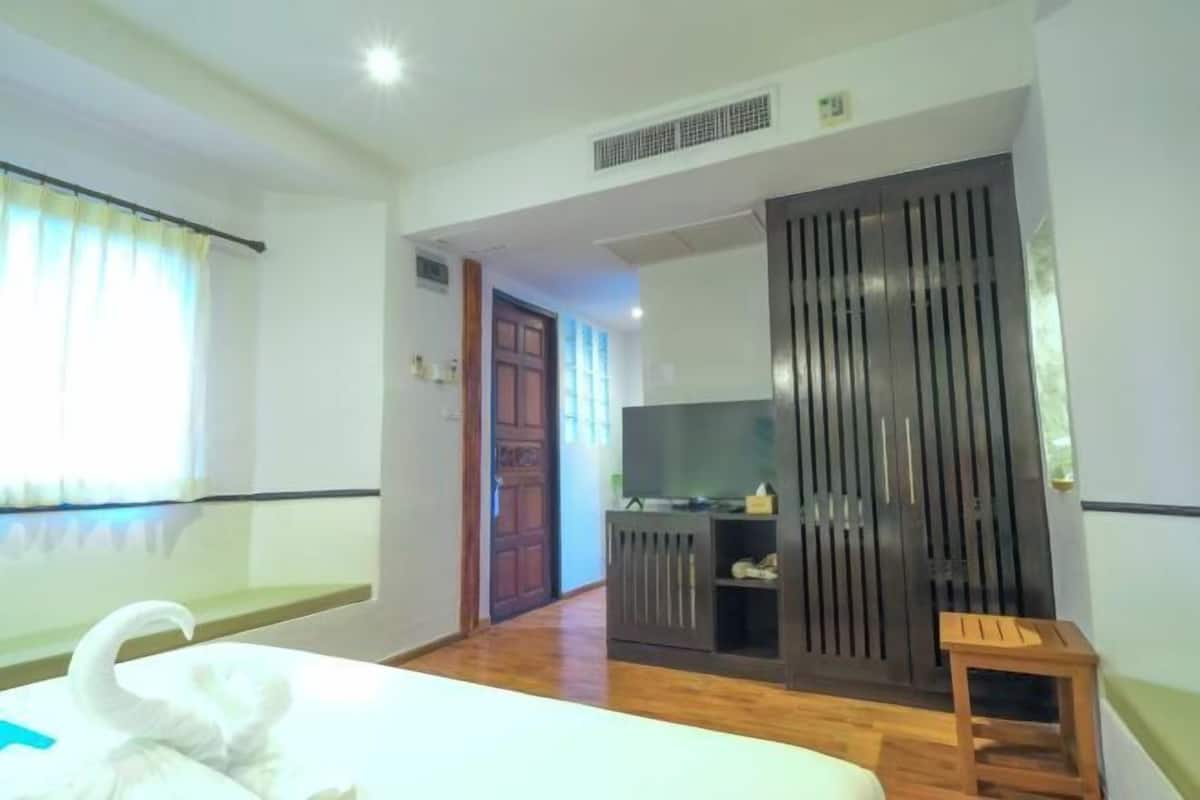 Minibar, in-room safe, desk, blackout drapes