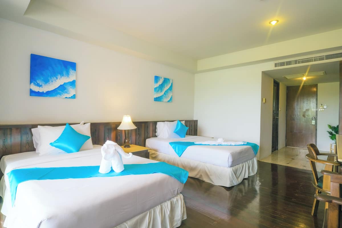 Superior Twin | Minibar, in-room safe, desk, blackout drapes