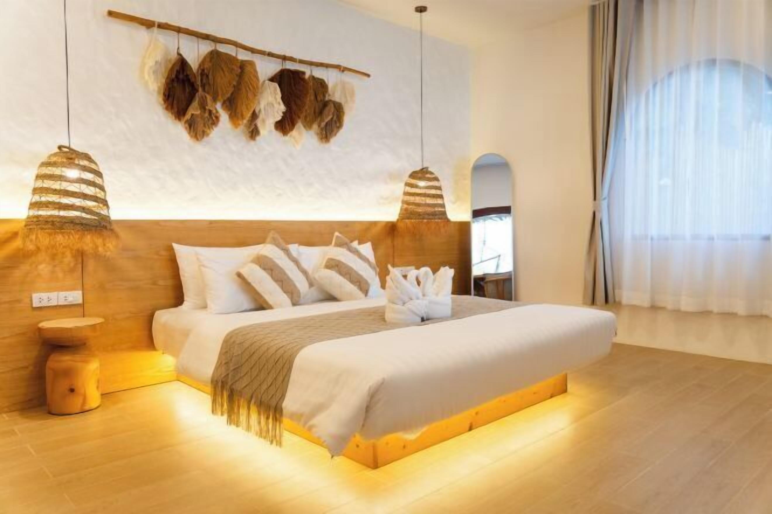 Een minibar, een kluis op de kamer, een bureau, verduisterende gordijnen