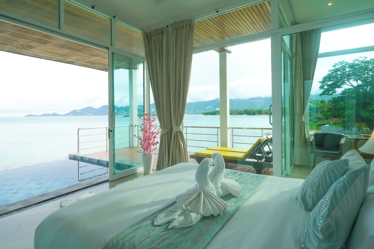 Beachfront Pool Suit | Minibar, in-room safe, desk, blackout drapes
