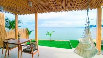 Grand Private Beachfront Villa | Minibaari, tallelokero huoneessa, työpöytä, pimennysverhot