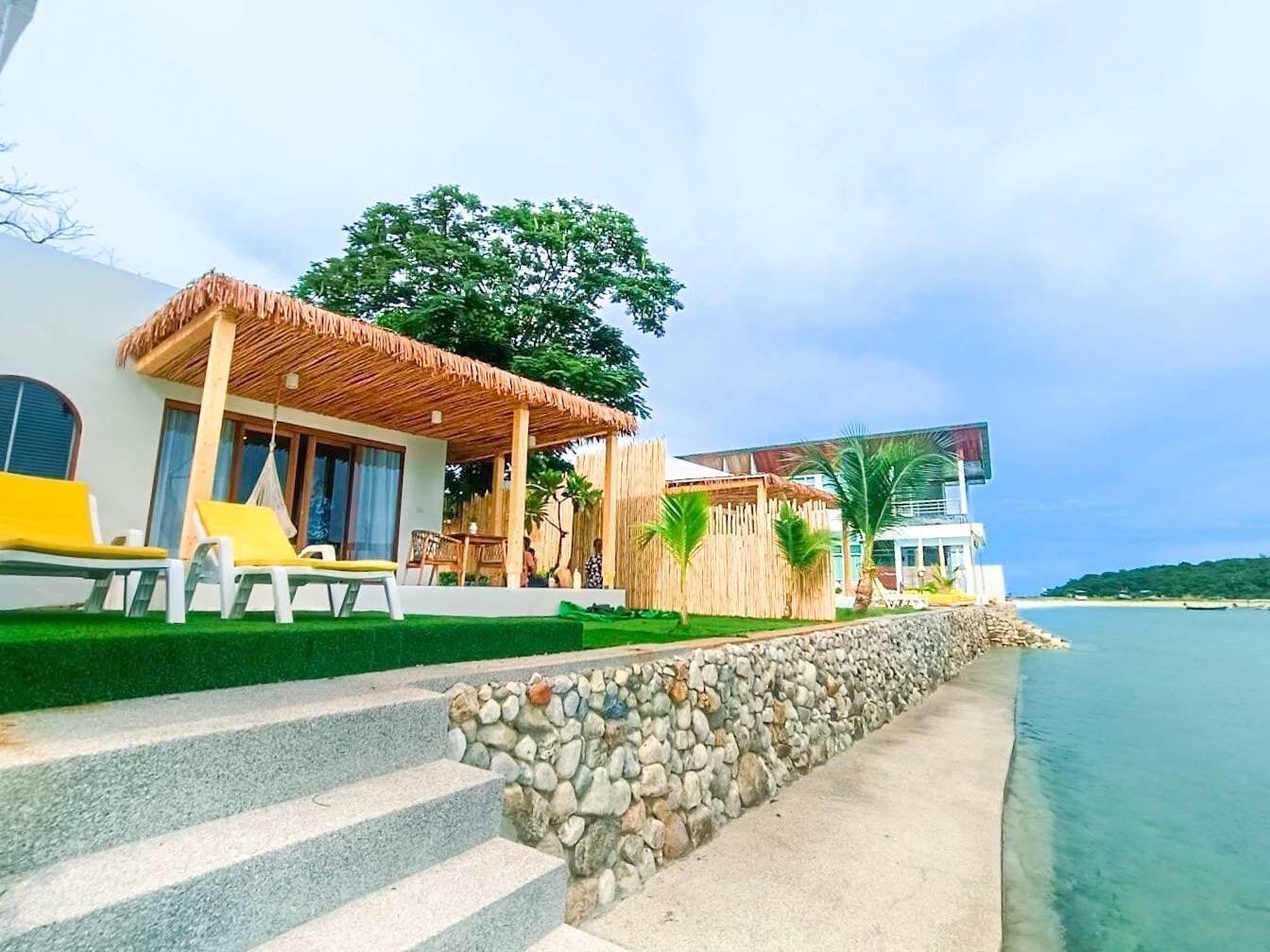 Grand Private Beachfront Villa | Minibar, in-room safe, desk, blackout drapes
