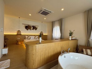 Grand Private Beachfront Villa | Minibar, coffre-fort, bureau, rideaux d’obscurcissement