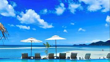 Rannalla, valkoista hiekkaa