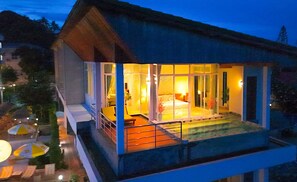 Beachfront Pool Suit | شرفة