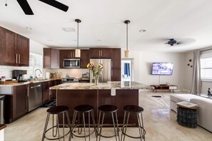 Private kitchen - Tranquil House with Wet Bar & Private Pool (Pompano Beach)