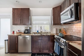 Kitchen - Tranquil House with Wet Bar & Private Pool (Pompano Beach)