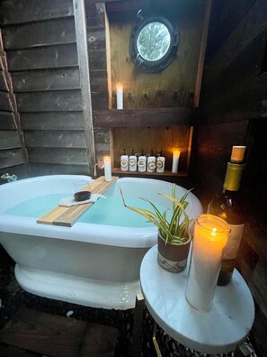 Shower, eco-friendly toiletries, hair dryer, towels - Sunsets, Ocean Views + Beach Path! (Grayland)