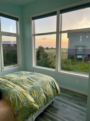 2 bedrooms, free WiFi, bed sheets - Sunsets, Ocean Views + Beach Path! (Grayland)