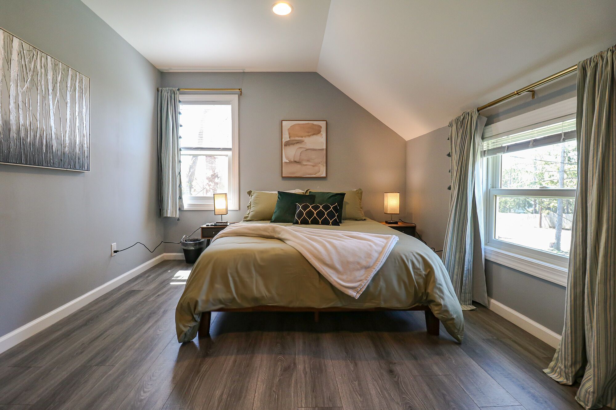 4 bedrooms, desk, iron/ironing board, travel crib