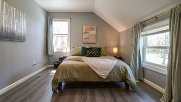 4 bedrooms, desk, iron/ironing board, travel crib