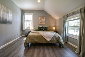 4 bedrooms, desk, iron/ironing board, travel crib - Lavish Spacious Home Near Town • Game Room • 4BR (Princeton)