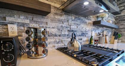 Lavish Spacious Home Near Town • Game Room • 4BR