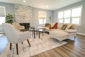 Smart TV, fireplace, offices - Lavish Spacious Home Near Town • Game Room • 4BR (Princeton)