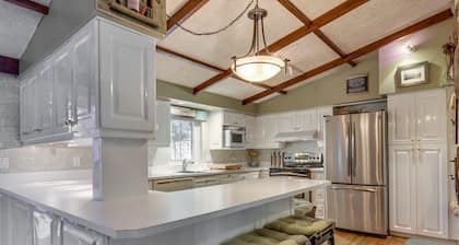 Lakefront tranquil chalet with spa near all outdoor activities
