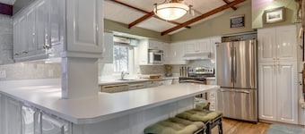 Lakefront tranquil chalet with spa near all outdoor activities