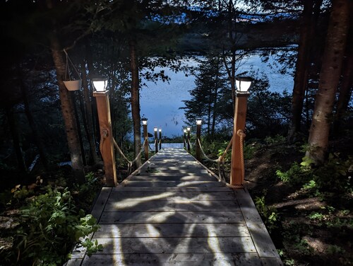 Lakefront tranquil chalet with spa near all outdoor activities