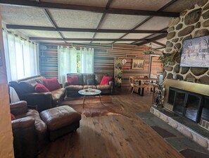 Een smart-tv, een open haard, tafelvoetbal en boeken