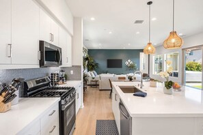 Køleskab, mikrobølgeovn, ovn, kogeplade